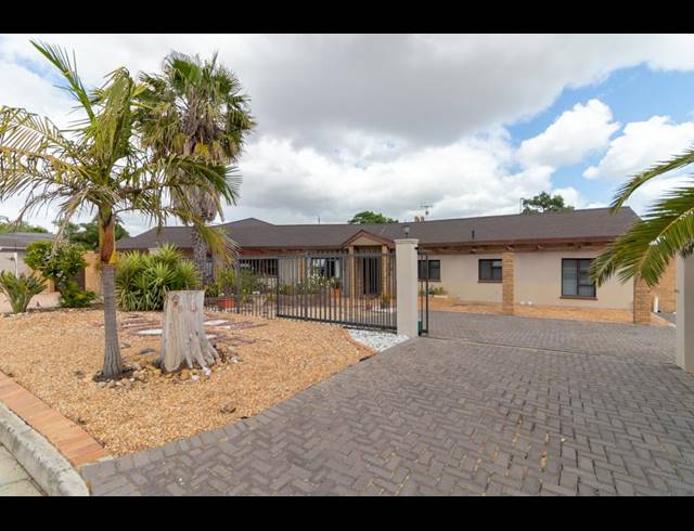 7 BEDROOM GUEST HOUSE FOR SALE IN PLATTEKLOOF